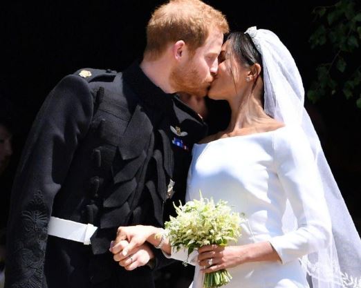 Archie’s parents are kissing on their wedding day. 